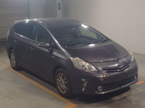 2014 Toyota Prius alpha ZVW41W[2]