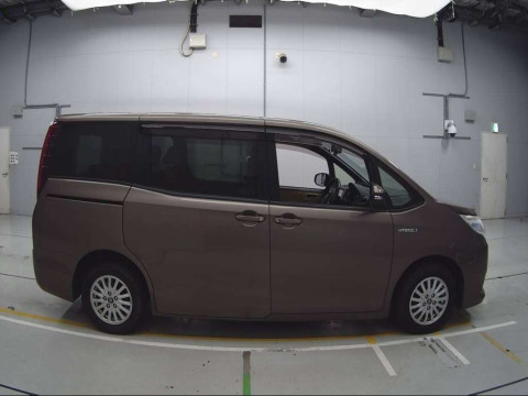 2014 Toyota Noah ZWR80G[2]