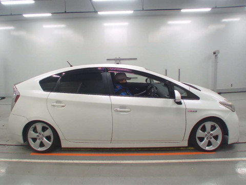 2014 Toyota Prius ZVW30[2]