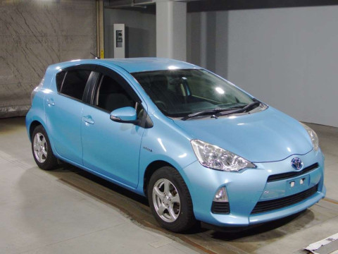 2014 Toyota Aqua NHP10[2]