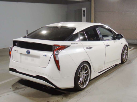 2016 Toyota Prius ZVW50[1]