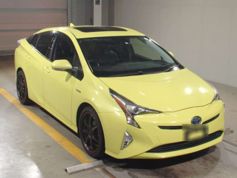 2015 Toyota Prius ZVW50[2]