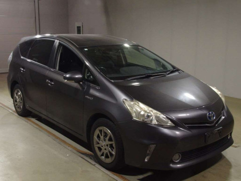 2014 Toyota Prius alpha ZVW40W[2]