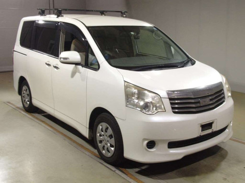 2011 Toyota Noah ZRR70G[2]