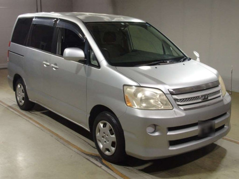 2005 Toyota Noah AZR60G[2]