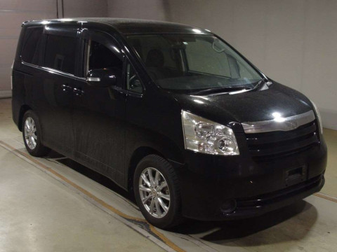 2010 Toyota Noah ZRR70G[2]