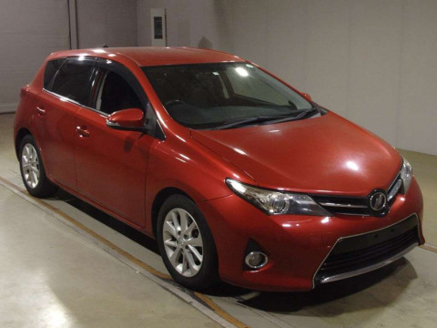 2014 Toyota Auris NZE181H[2]