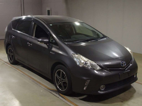 2014 Toyota Prius alpha ZVW41W[2]