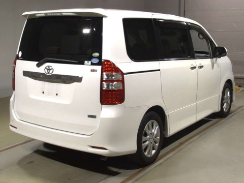 2011 Toyota Noah ZRR70W[1]