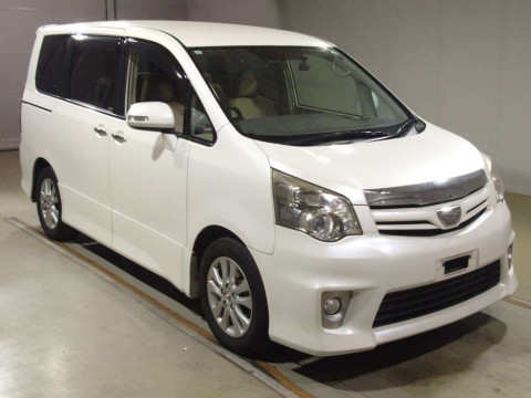 2011 Toyota Noah ZRR70W[2]