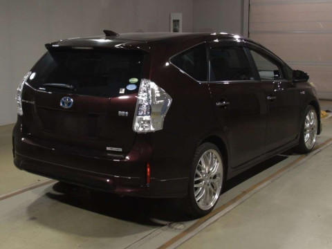 2014 Toyota Prius alpha ZVW40W[1]