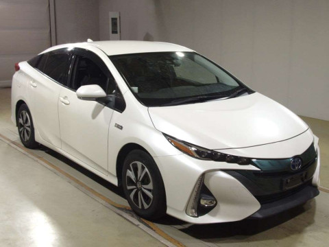 2017 Toyota Prius PHV ZVW52[2]