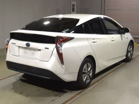 2016 Toyota Prius ZVW51[1]