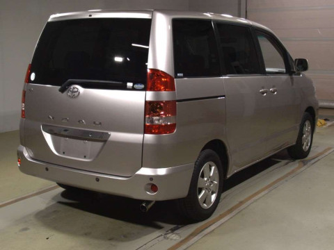 2002 Toyota Noah AZR60G[1]