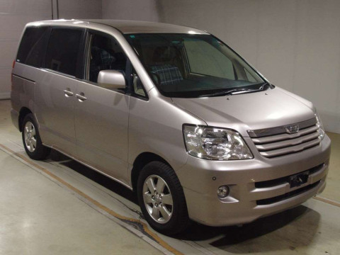 2002 Toyota Noah AZR60G[2]