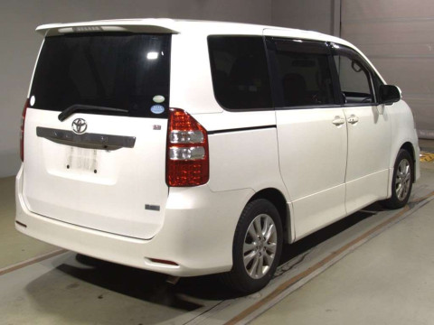 2010 Toyota Noah ZRR70W[1]