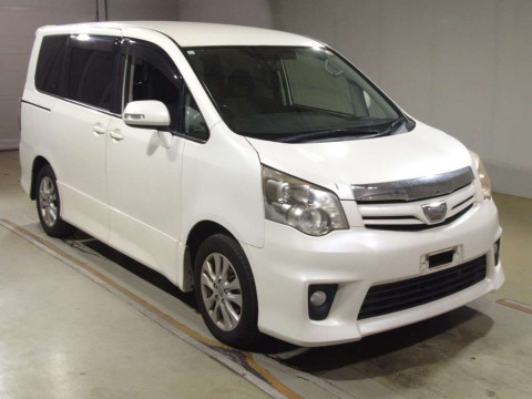 2010 Toyota Noah ZRR70W[2]