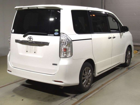 2013 Toyota Voxy ZRR70W[1]