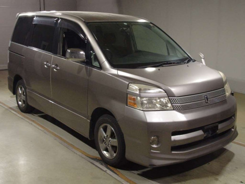 2005 Toyota Voxy AZR60G[2]