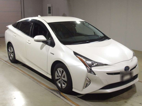 2016 Toyota Prius ZVW51[2]