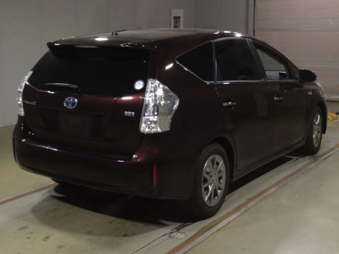 2013 Toyota Prius alpha ZVW40W[1]