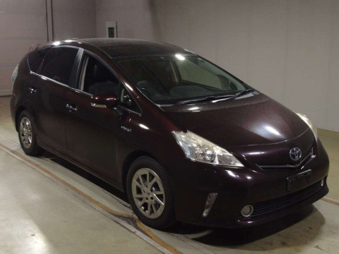 2013 Toyota Prius alpha ZVW40W[2]