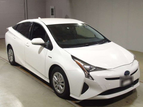 2017 Toyota Prius ZVW50[2]