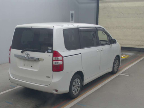 2010 Toyota Noah ZRR70G[1]