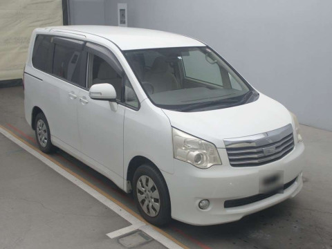 2010 Toyota Noah ZRR70G[2]