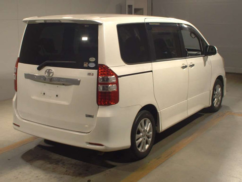 2011 Toyota Noah ZRR70W[1]