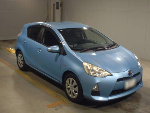 2013 Toyota Aqua NHP10[2]