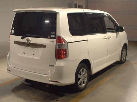 2007 Toyota Noah ZRR75W[1]