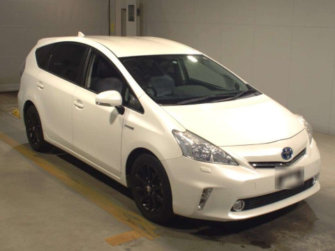 2011 Toyota Prius alpha ZVW41W[2]