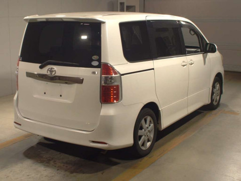 2008 Toyota Noah ZRR70W[1]