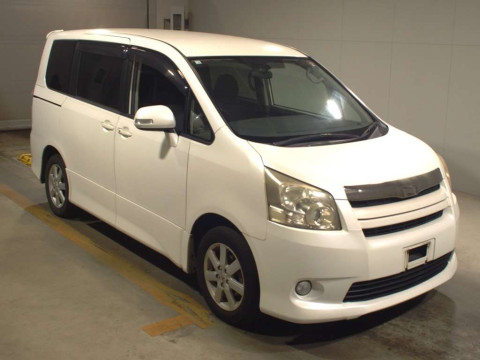 2008 Toyota Noah ZRR70W[2]