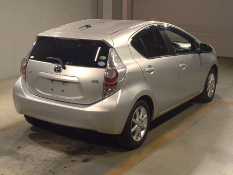 2013 Toyota Aqua NHP10[1]