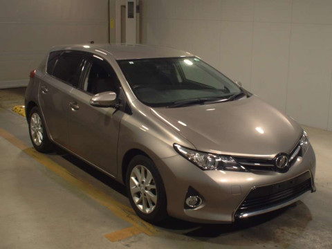 2013 Toyota Auris NZE181H[2]