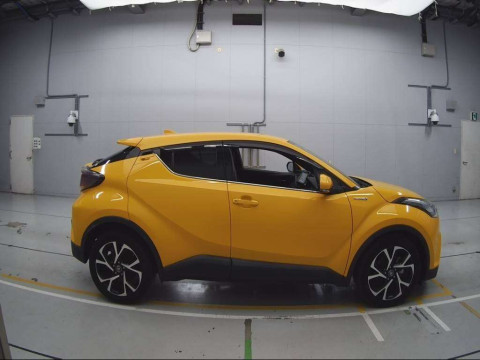 2017 Toyota C-HR ZYX10[2]