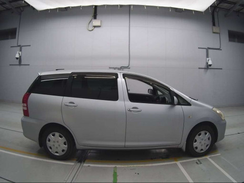 2004 Toyota Wish ZNE10G[2]