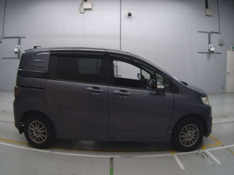 2013 Honda Freed GB3[2]