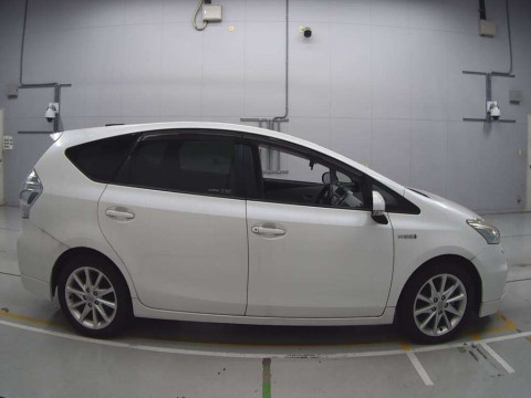 2014 Toyota Prius alpha ZVW41W[2]