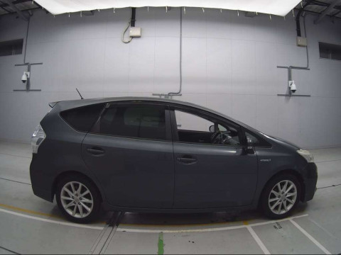 2011 Toyota Prius alpha ZVW41W[2]