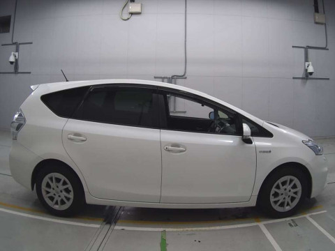 2012 Toyota Prius alpha ZVW41W[2]