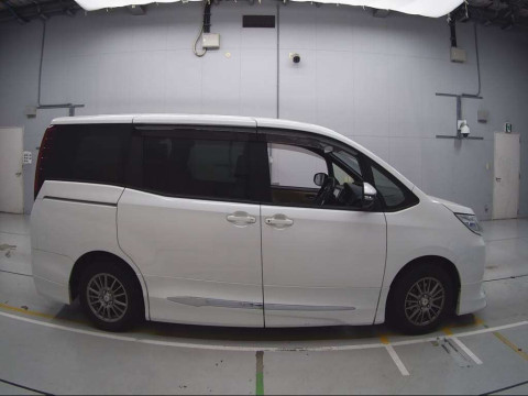 2015 Toyota Noah ZRR80G[2]