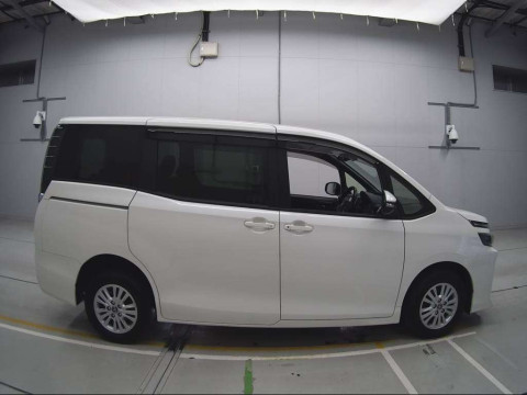 2014 Toyota Voxy ZRR85G[2]