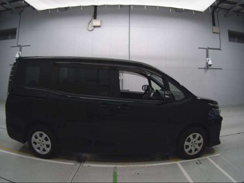 2014 Toyota Voxy ZRR80G[2]