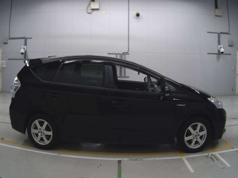 2014 Toyota Prius alpha ZVW41W[2]