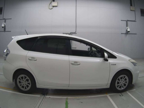 2013 Toyota Prius alpha ZVW41W[2]