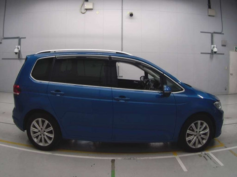 2016 Volkswagen Golf Touran 1TCZD[2]