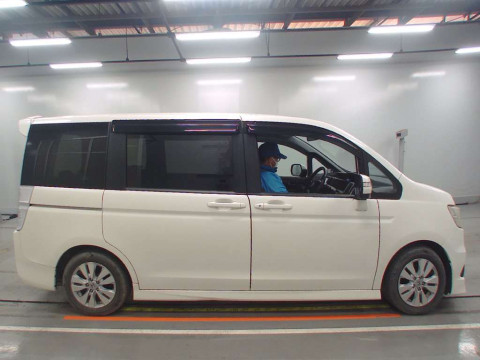 2011 Honda Step WGN Spada RK5[2]